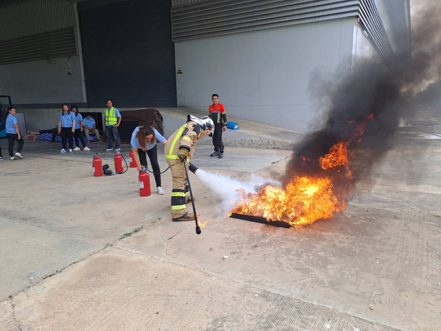 พนักงานทดลองดับเพลิง